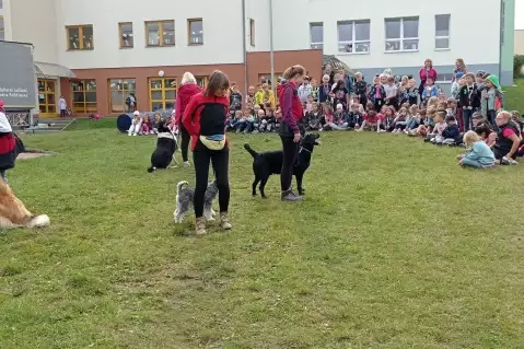 CVIČENÍ PEJSCI NAVŠTÍVILI ŽÁKY VE ŠKOLNÍ DRUŽINĚ